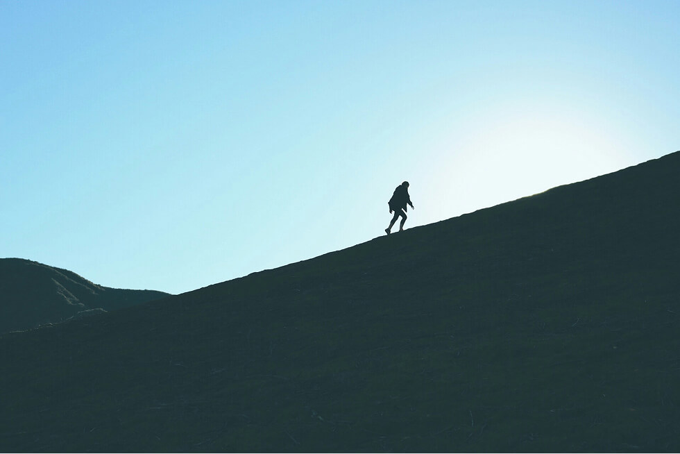 Foto silhouette persoon die berg beklimt