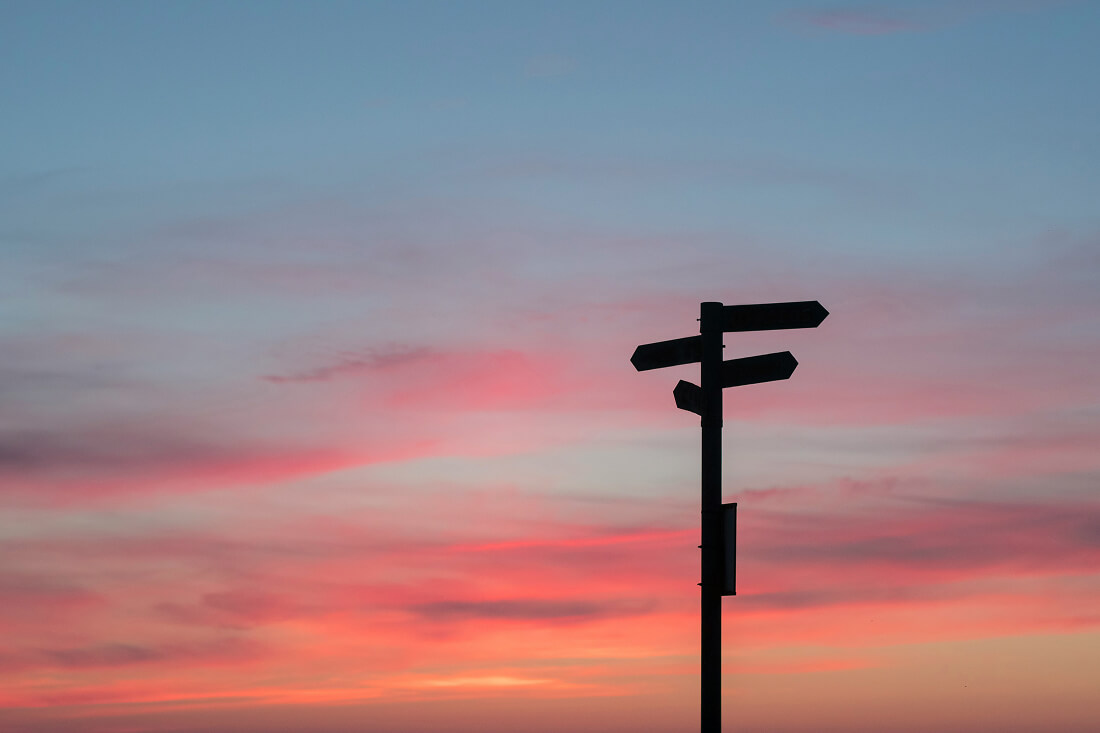 Foto wegwijzers met zonsondergang